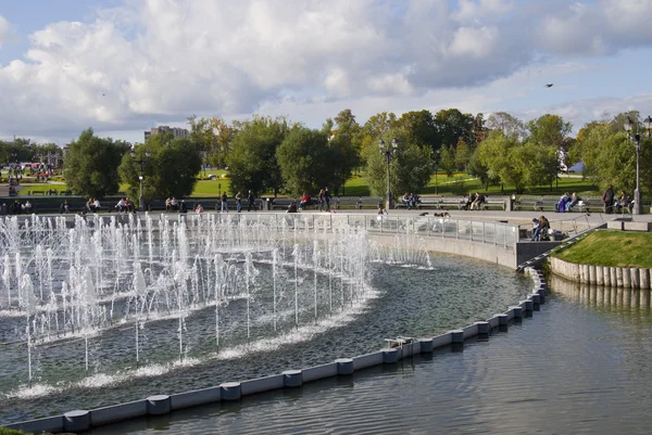 Moderna fontän i dammen — Stockfoto