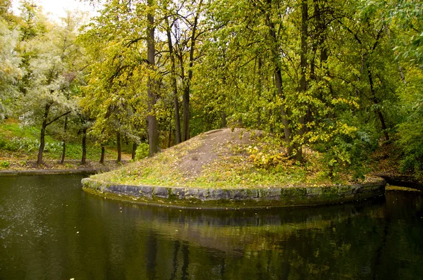 Eiland in de vijver in herfst park — Stockfoto
