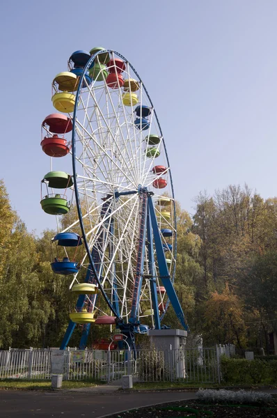 Колесо обозрения в парке города Москвы — стоковое фото