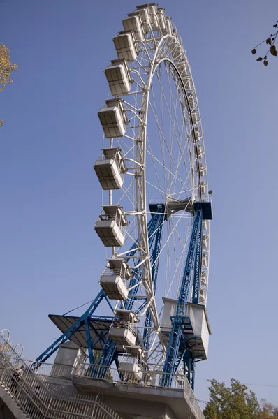Standattraktion Riesenrad im Park der Stadt Moskau — Stockfoto
