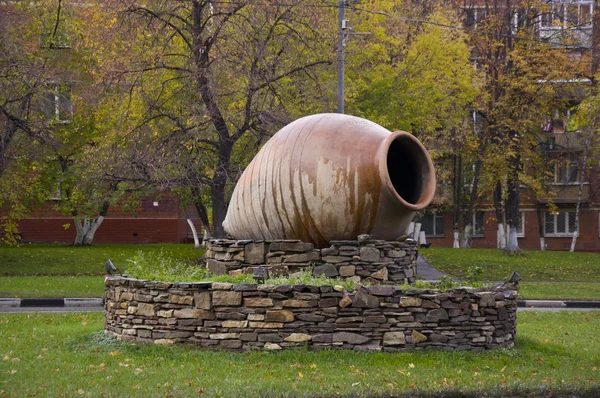 Escultura na forma de um jarro — Fotografia de Stock