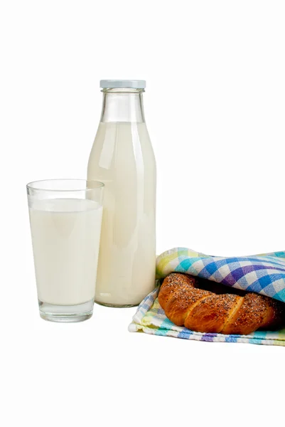 Glas melk met gebakken broodje — Stockfoto