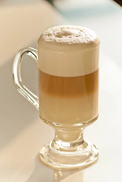 Caffè con latte in tavola — Foto Stock