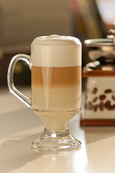 Kawa z mlekiem na stole — Zdjęcie stockowe