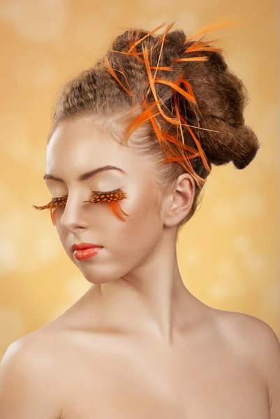 Gyönyörű lány, kreatív frizura és smink — Stock Fotó