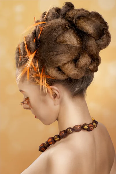 Menina com um penteado criativo e maquiagem — Fotografia de Stock