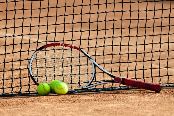 Bolas de tênis e raquete. — Fotografia de Stock