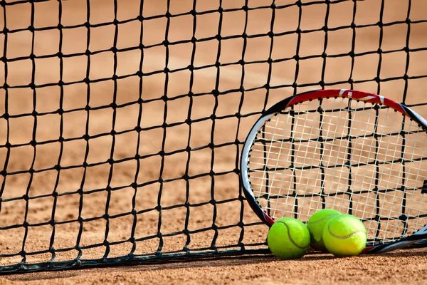Mingi de tenis și rachete . — Fotografie, imagine de stoc
