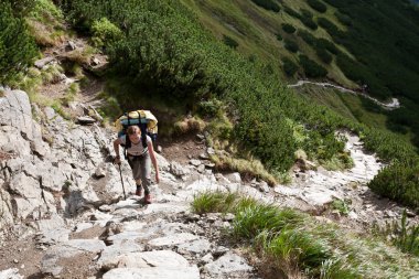 dağlarda inceleme backpacker kız.