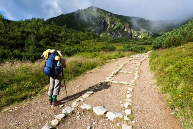 dağlarda inceleme backpacker kız.