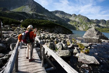 dağlarda inceleme backpacker kız.