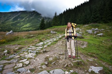 dağlarda inceleme backpacker kız.