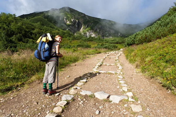 Backpacker girl exploring the mountains. — Stock Photo, Image