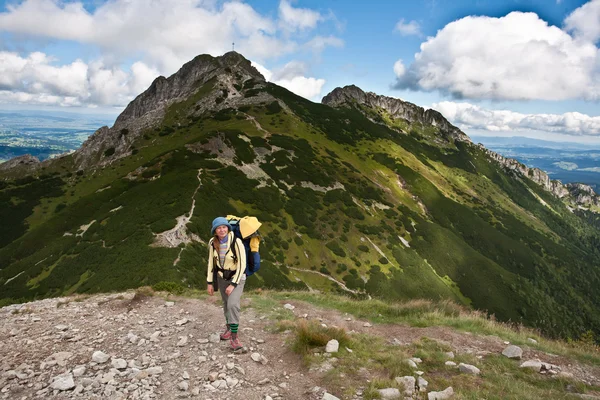 Backpacker menina explorando as montanhas . — Fotografia de Stock