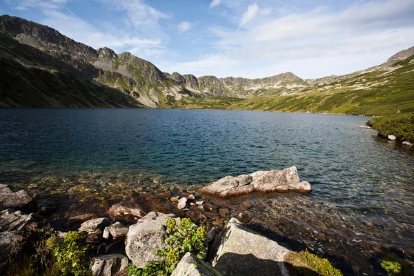 호수가 있는 산 풍경. — 스톡 사진