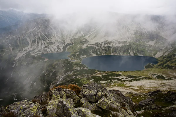 Krajobraz górski z jeziorem. — Zdjęcie stockowe