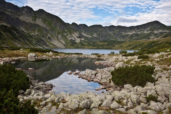 Paisagem montanhosa com lago. — Fotografia de Stock