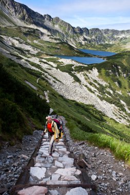 dağlarda inceleme backpacker kız.