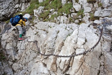 dağlarda inceleme backpacker kız.