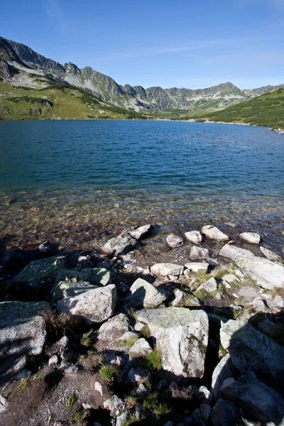 Horská krajina s jezerem. — Stock fotografie