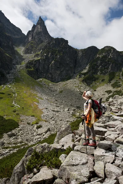 バックパッカーの女の子の山を探索. — ストック写真