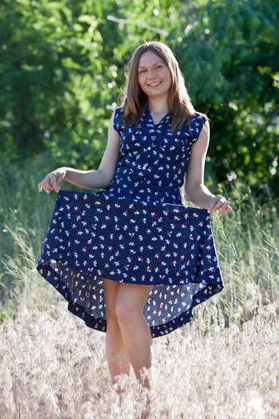 Pretty girl in a field. — Stock Photo, Image