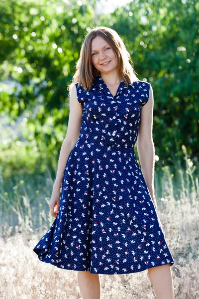 Mooi meisje in een veld. — Stockfoto