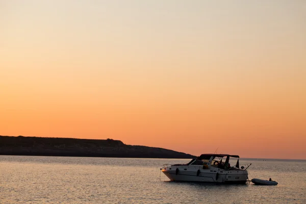 Boot im Meer bei Sonnenaufgang — Stockfoto
