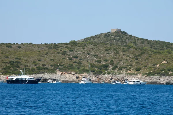 Човни на конфіденційність узбережжя острова — стокове фото