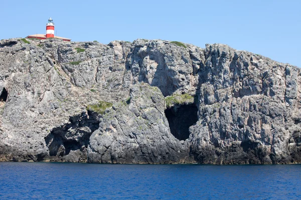 Rotskust met vuurtoren - giannutri eiland — Stockfoto