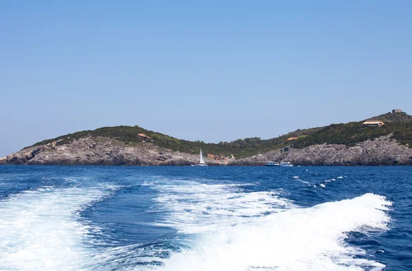 Trilha do barco no mar azul - Giannutri Island — Fotografia de Stock