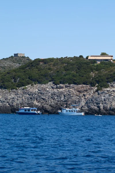 Lodě s turisty - ostrov giannutri — Stock fotografie