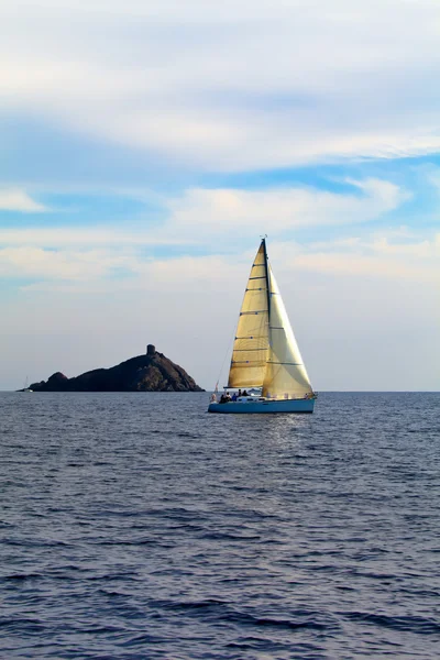 Barca a vela sull'isola di Sparviero — Foto Stock