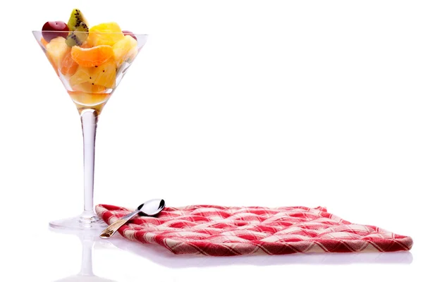 Kopp med fruktsallad isolerad på vit — Stockfoto