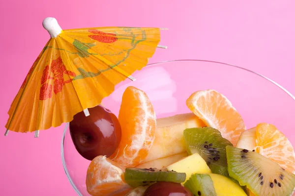 Fruktsallad på pink — Stockfoto