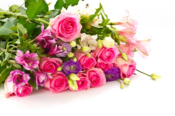 Bellissimo bouquet luminoso di rose — Foto Stock