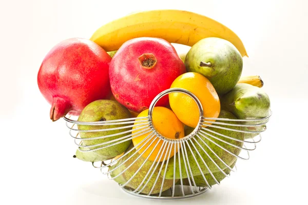 Cesta com várias frutas frescas — Fotografia de Stock