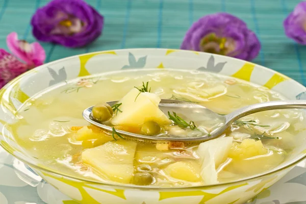 Овочевий суп з зеленим горохом — стокове фото