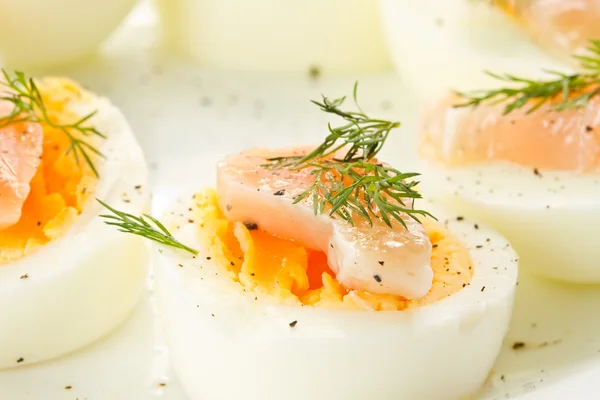 Gekookte eieren met gezouten zalm — Stockfoto