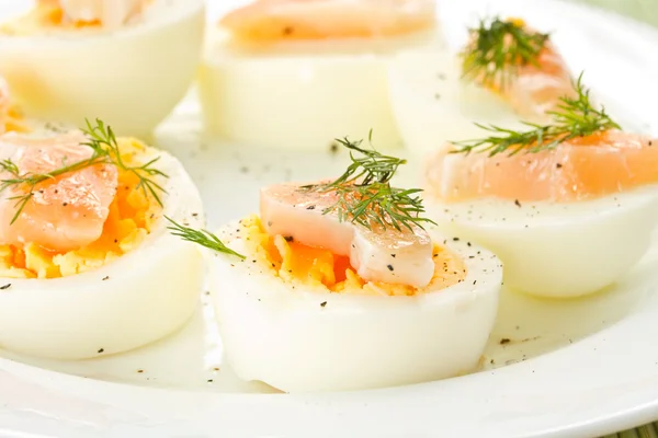 Gekookte eieren met gezouten zalm — Stockfoto