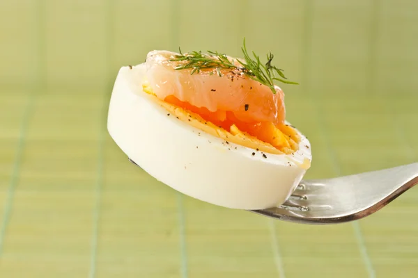 煮的鸡蛋与腌三文鱼 — 图库照片
