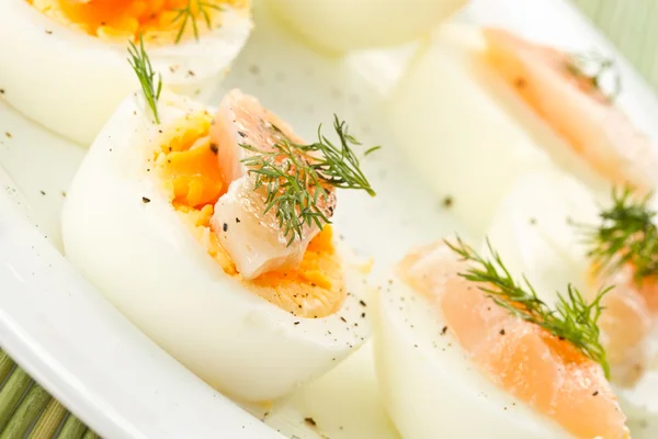Uova sode con salmone salato — Foto Stock