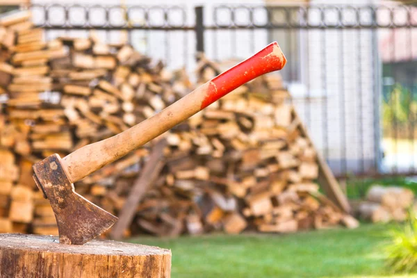 木製のデッキと斧します。 — ストック写真