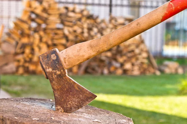 Axe with wooden deck — Stock Photo, Image