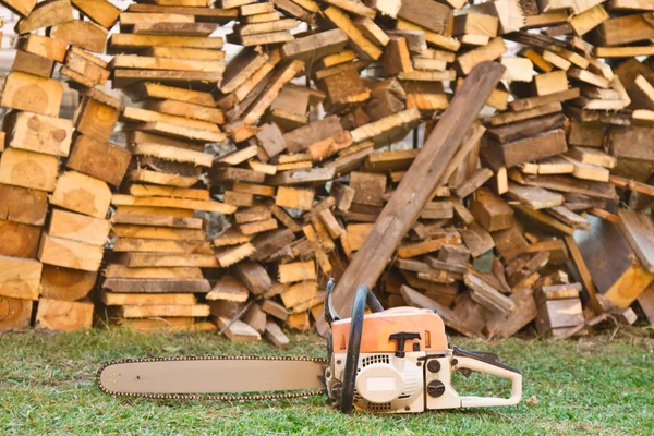 木柴和电锯 — 图库照片
