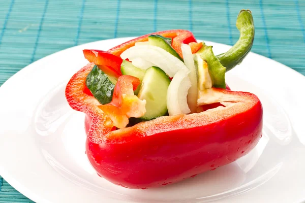 Okurkový salát a sladká paprika — Stock fotografie