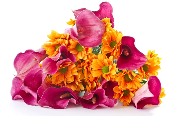 Bouquet von Calla-Lilien und orangen Chrysanthemen — Stockfoto