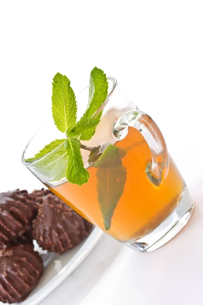 Mint thee en zoet gebak — Stockfoto