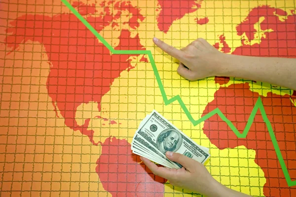 Wereldwijde economische crisis - geld in de hand — Stockfoto