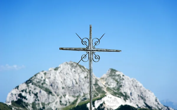 Krzyż na szczycie — Zdjęcie stockowe